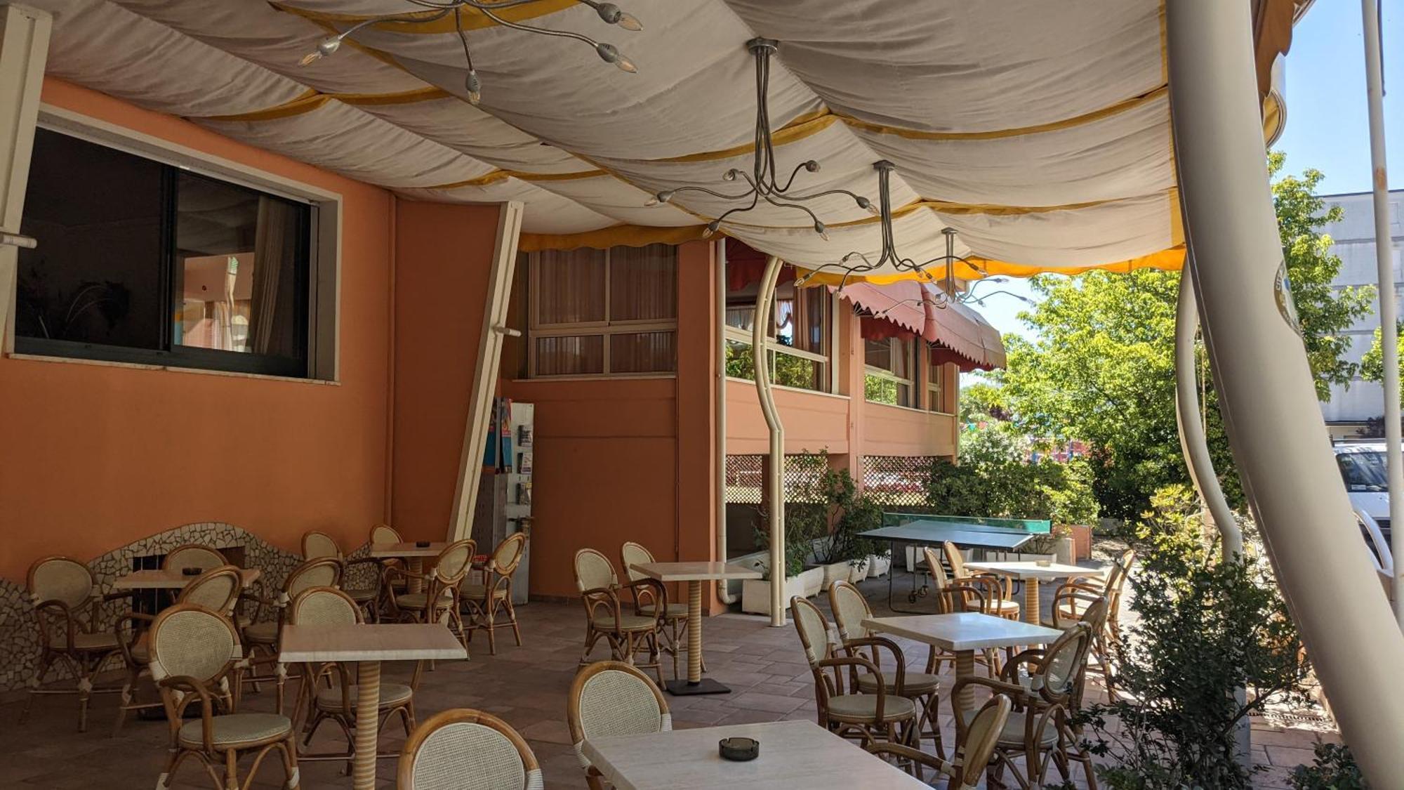 Joli Hotel